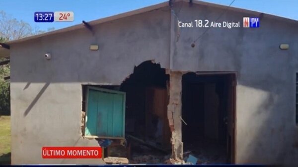 Brutal colisión de bus escolar contra una vivienda - Paraguaype.com