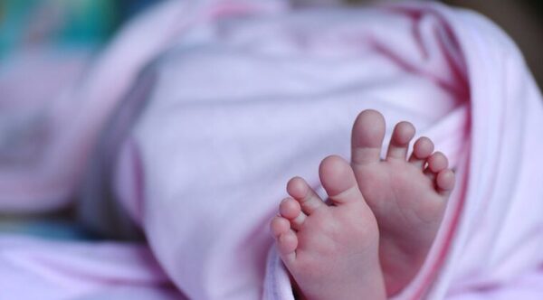 Fiscalía indaga las circunstancias de la muerte de una bebé de 4 meses