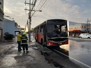 Otro bus chatarra se incendia sobre Eusebio Ayala - Policiales - ABC Color