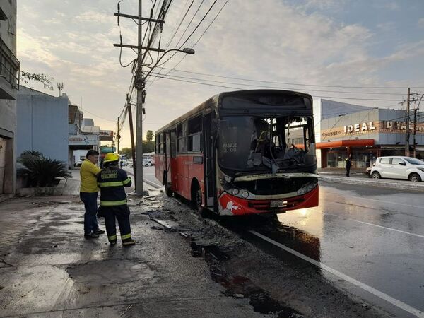 Otro bus chatarra se incendia sobre Eusebio Ayala - Policiales - ABC Color
