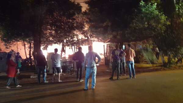 Voraz incendio deja a abuelita en la calle - La Clave