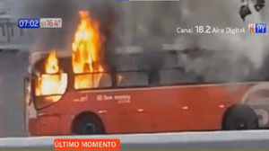 Transporte público se incendia en plena calle | Noticias Paraguay