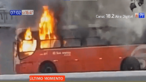 Transporte público se incendia en plena calle | Noticias Paraguay