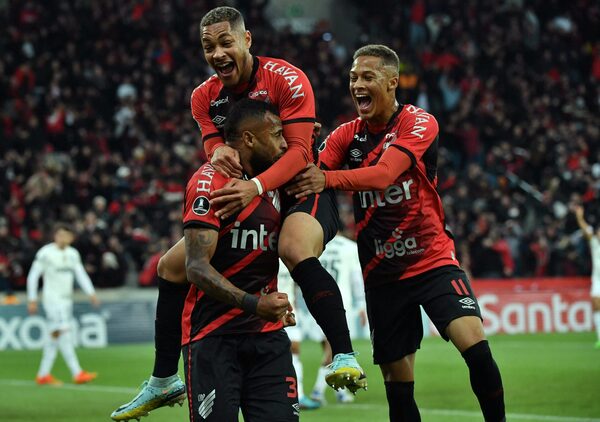 Paranaense da la sorpresa y le saca ventaja a Palmeiras