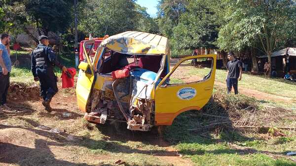 Transporte escolar choca contra una vivienda y siete niños sufren heridas - La Clave