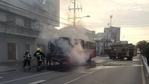 Un colectivo se incendia sobre avenida Eusebio Ayala