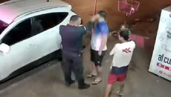 Ordenan el retorno a la cárcel del barrabrava abofeteado por policía - Noticiero Paraguay
