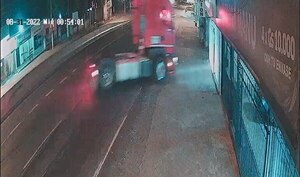 Camión impactó contra vivienda y local comercial sobre ruta PY02, en Capiatá - Policiales - ABC Color