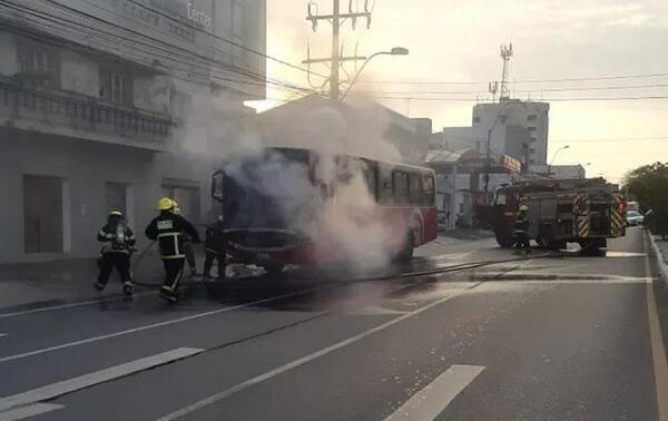 Colectivo de la línea 27 se incendió sobre avenida Eusebio Ayala de Asunción – Prensa 5