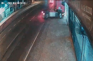 Conducía un camión, atropelló tres casas y huyó