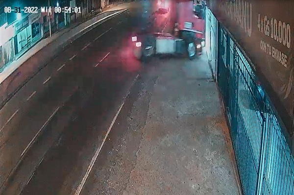 Conducía un camión, atropelló tres casas y huyó