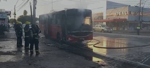 Bus de la línea 27 se incendió sobre Eusebio Ayala en Asunción