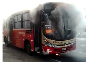 Bus se prende fuego en pleno viaje repleto de pasajeros