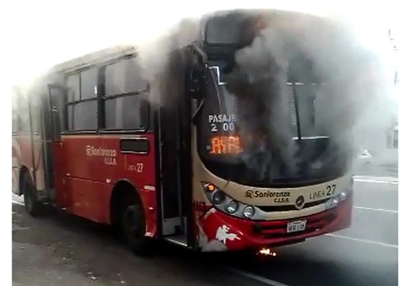 Bus se prende fuego en pleno viaje repleto de pasajeros