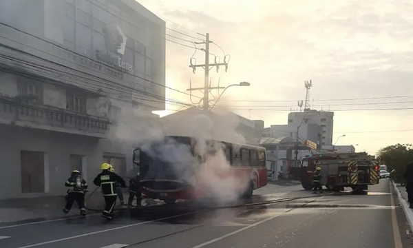 En Asunción un colectivo se incendia sobre avenida Eusebio Ayala - OviedoPress