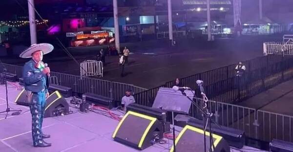 Crónica / ¡Ma'ena! Cantante armó feroz show y nadie se fue a verle