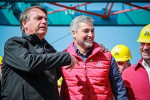 Abdo y Bolsonaro recorren nuevo puente que refuerza la integración de Paraguay y Brasil