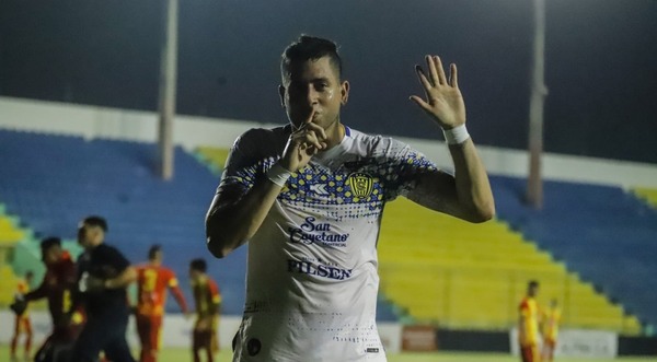 El Kure Luque mira a todos desde arriba