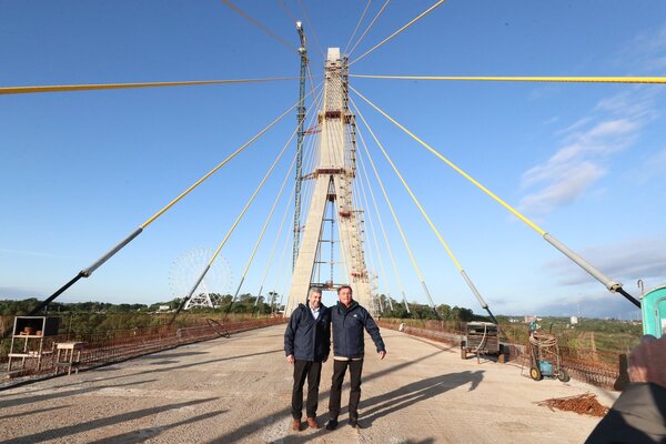 Abdo y Bolsonaro recorrieron el nuevo puente entre Paraguay y Brasil - El Trueno