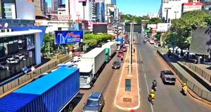 Multarán a camioneros que estacionan en doble fila sobre la Ruta PY02
