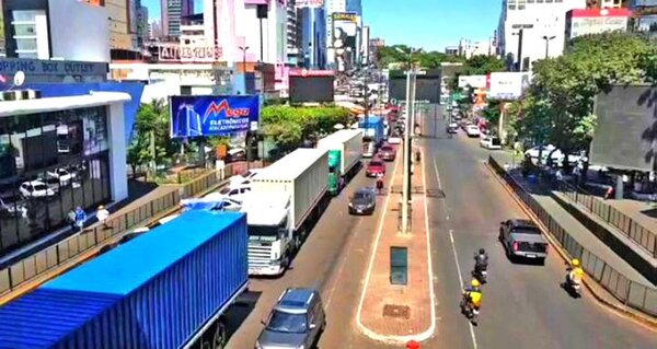 Multarán a camioneros que estacionan en doble fila sobre la Ruta PY02