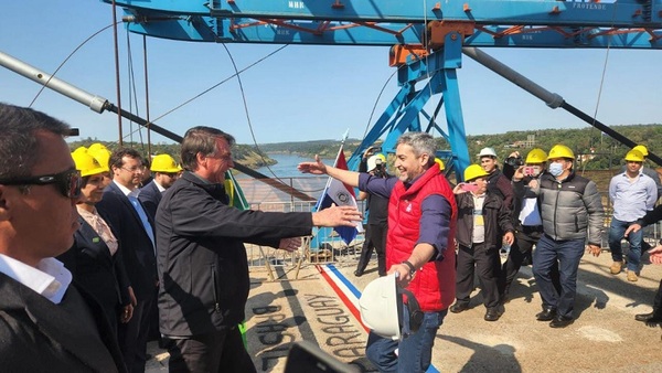 Abdo y Bolsonaro recorren nuevo puente de la integración que une Paraguay y Brasil