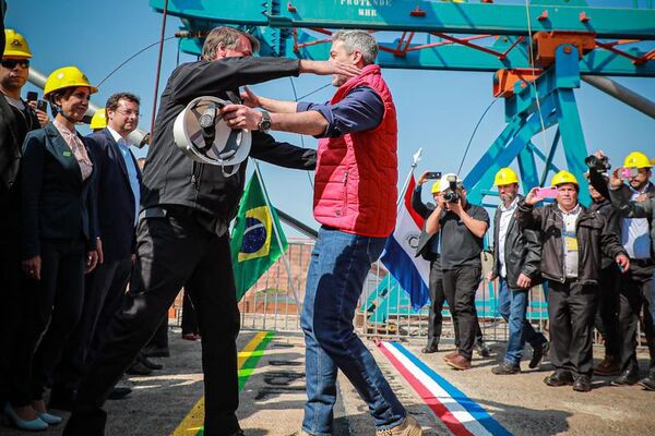 En encuentro con Bolsonaro, Abdo dijo que concretó más obras que Cartes - ABC en el Este - ABC Color