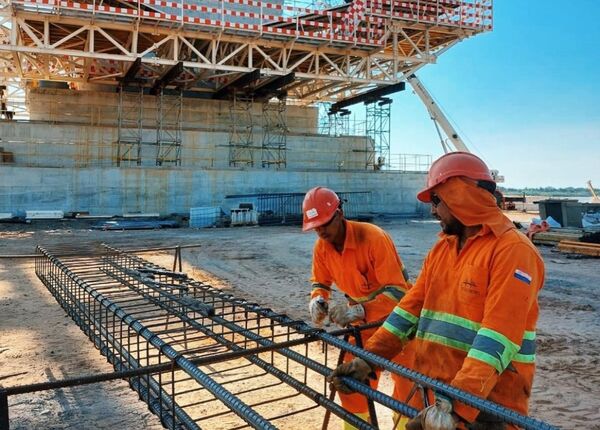 Puente Héroes del Chaco: sigue montaje de los carros de avance mientras pilonos van ganando altura
