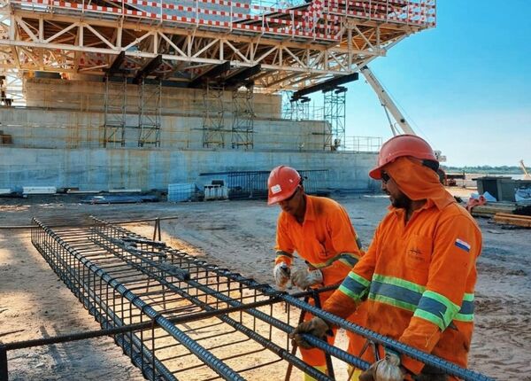 Puente Héroes del Chaco: sigue montaje de los carros de avance mientras pilonos van ganando altura