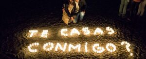 Enrique Pavón realiza conmovedora propuesta de matrimonio a su pareja tras 20 años de relación