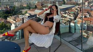 Crónica / Princesa de Miss Bombonazo se sacó toda la ropa en playa europea