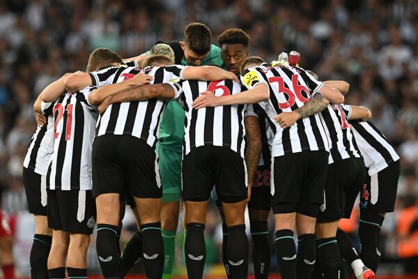 Newcastle cayó agónicamente ante Liverpool, en otro gran partido de Almirón