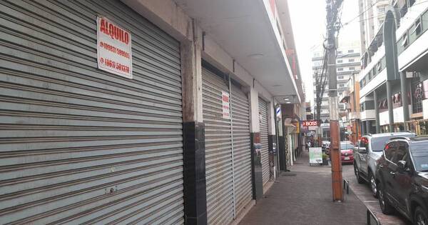 La Nación / Edificios y galerías de CDE, vacíos en un 60%