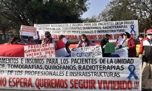 Pacientes del Hospital Regional se manifiestan exigiendo la construcción de un complejo oncológico especializado en Alto Paraná