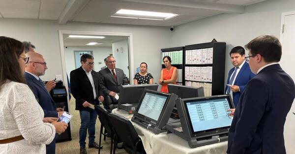 La Nación / Capacitan con máquinas de votación a paraguayos en el exterior