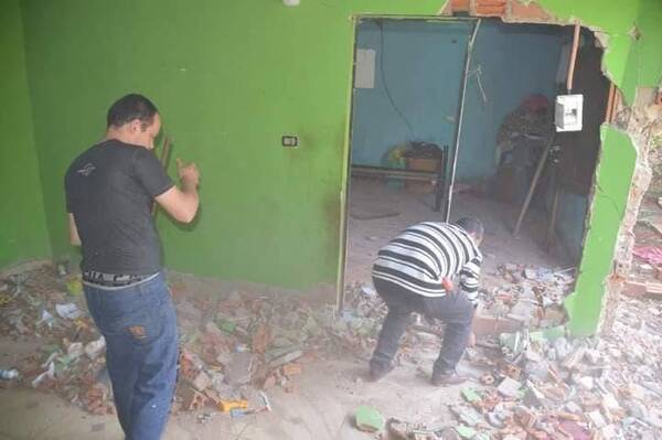 Crónica / Laburantes de transportes escolares se fueron a reparar casa reventada