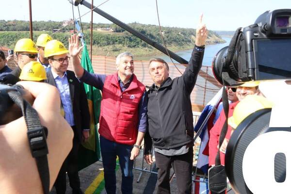 Crónica / Jair y su “kape” Marito se reencontraron en visita al Puente de la Integración