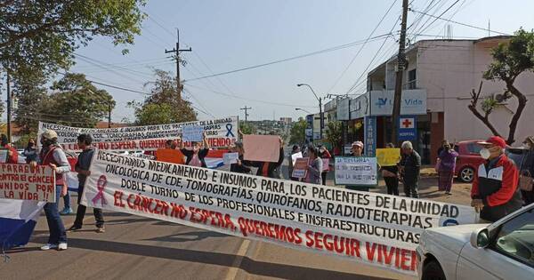 La Nación / Pacientes oncológicos cerraron ruta y exigen remedios e insumos regulares en CDE