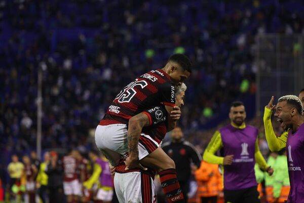 Flamengo se florea con goleada 4-0 a Vélez y prepara boleto a final de la Libertadores - Fútbol - ABC Color