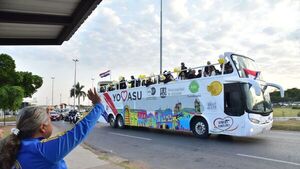 En caravana, Adalberto Martínez se traslada hasta la Catedral