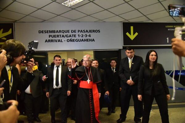 Cardenal Adalberto Martínez llega a Paraguay tras histórica investidura