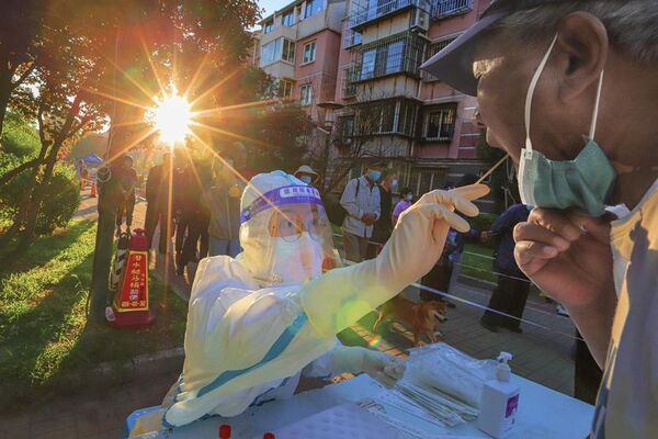 Casos semanales de covid bajan en todas las regiones y un 16 % a nivel global - Mundo - ABC Color