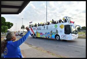 En caravana, Adalberto Martínez se traslada hasta la Catedral