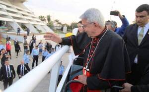 El cardenal Adalberto Martínez bendice al Paraguay •