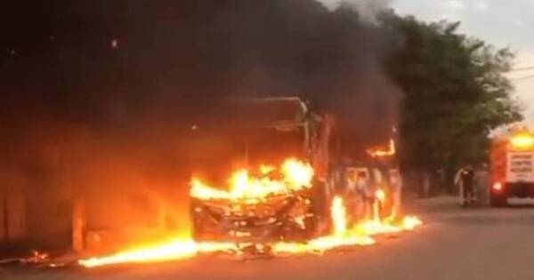 La Nación / Otro bus de transporte público se incendia por segundo día consecutivo en pleno viaje