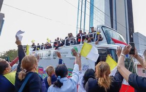 Diario HOY | Cardenal Adalberto Martínez recibe el afecto del pueblo tras su regreso a Paraguay