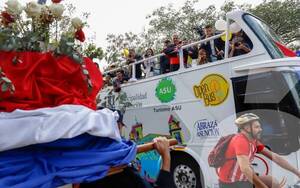 Crónica / [GALERÍA] Emotiva caravana: el pueblo salió a saludar al cardenal Martínez