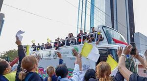 Cardenal Adalberto Martínez recibe el afecto del pueblo tras su regreso a Paraguay