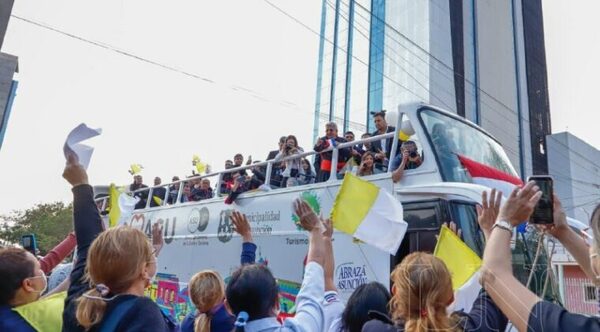 Cardenal Adalberto Martínez recibe el afecto del pueblo tras su regreso a Paraguay