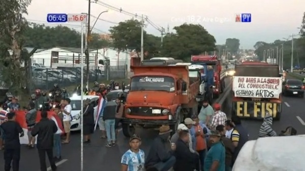 Camioneros irán paro en busca de reducción de precios del combustible - Paraguaype.com
